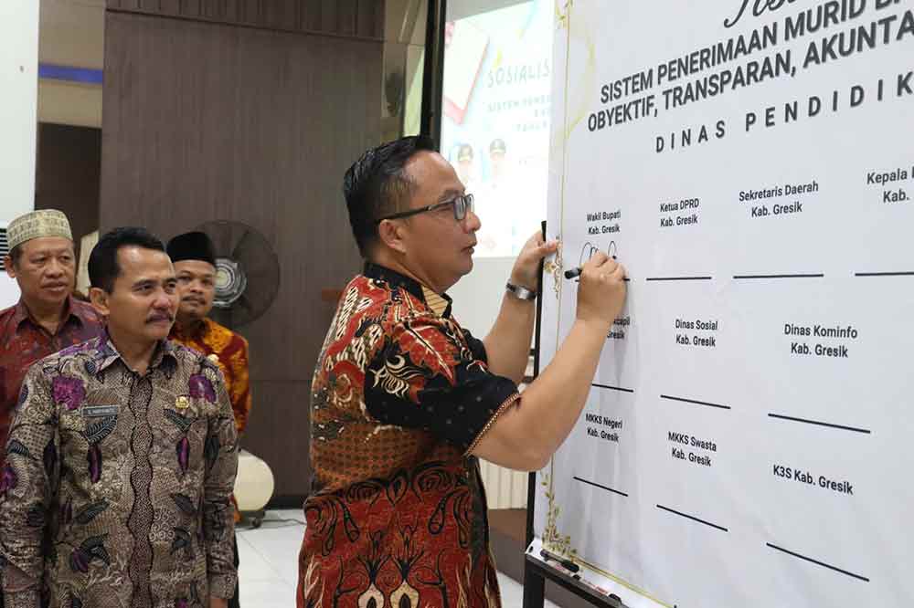 Plt Wabup Gresik, Asluchul Alif tanda tangan kesepakatan larangan pungli SPMB. (Ist)