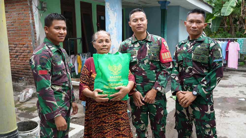 Satgas TMMD ke-126 Sidoarjo menyerahkan paket sembako ke warga Kedondong. foto ist