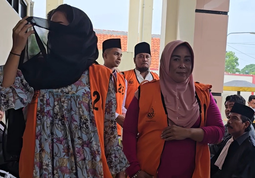 YN (kanan) sebelum memasuki ruang sidang