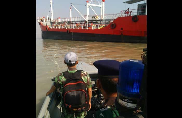 Kapal tanker yang ditangkap oleh tim pangkalan utama TNI Angkatan Laut dan Dispamal. 