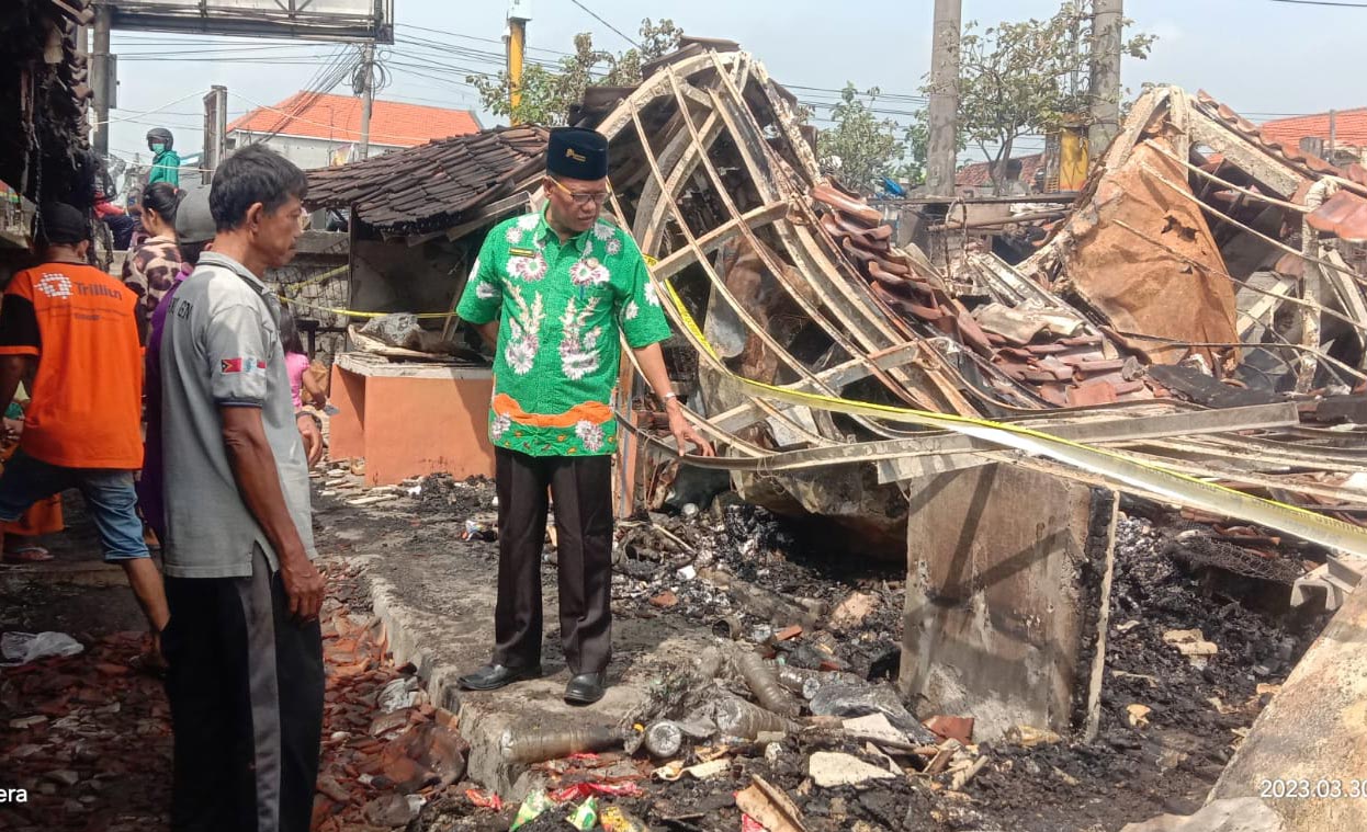 Camat Beji Muhammad Nasir saat meninjau Pasar Gondanglegi usai terbakar.