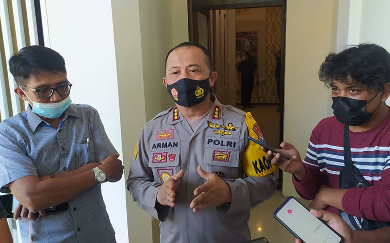 Kapolresta Banyuwangi Kombespol Arman sedang menjawab pertanyaan wartawan.