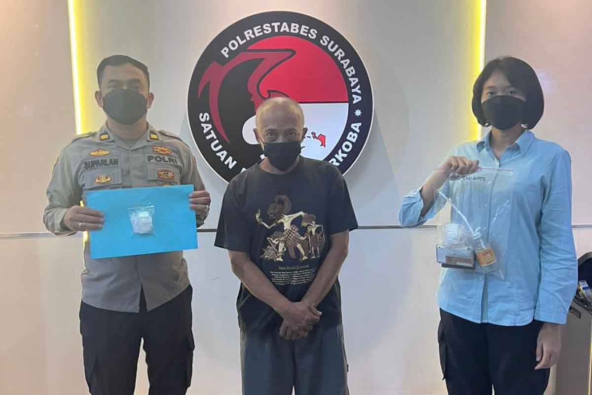 Kakek berinisial GS (56) warga Gubeng, Surabaya saat ditangkap Satnarkoba Polrestabes Surabaya.