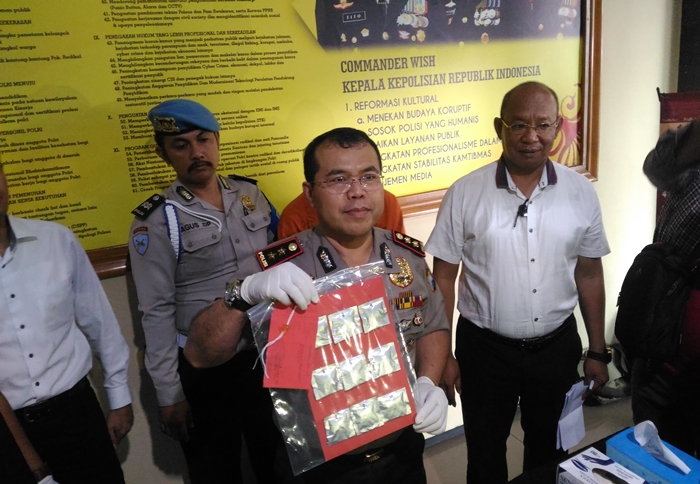 Kapolres Makota AKBP Hoirudin Hasibuan, saat menunjukan barang bukti tembakau Gorilla isi 10 bungkus di Mapolres Makota, Senin (27/11). Foto: IWAN IRAWAN/BANGSAONLINE