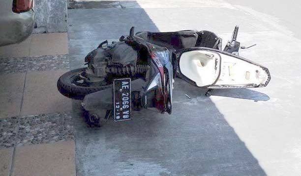 Sepeda motor pelaku yang ditinggal di lokasi pencurian. foto: BANGSAONLINE