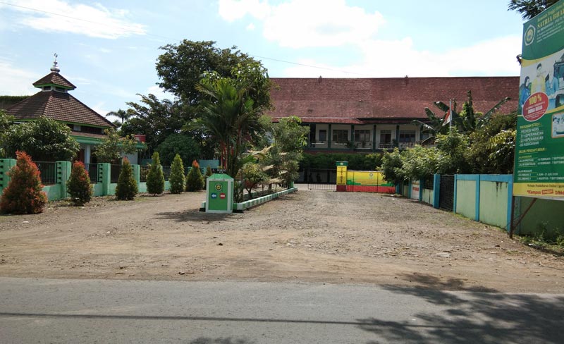 Lahan diduga milik Pemkab Nganjuk yang digunakan sebagai pintu masuk dan dibangun taman oleh Stikes Nganjuk. foto: BAMBANG/ BANGSAONLINE