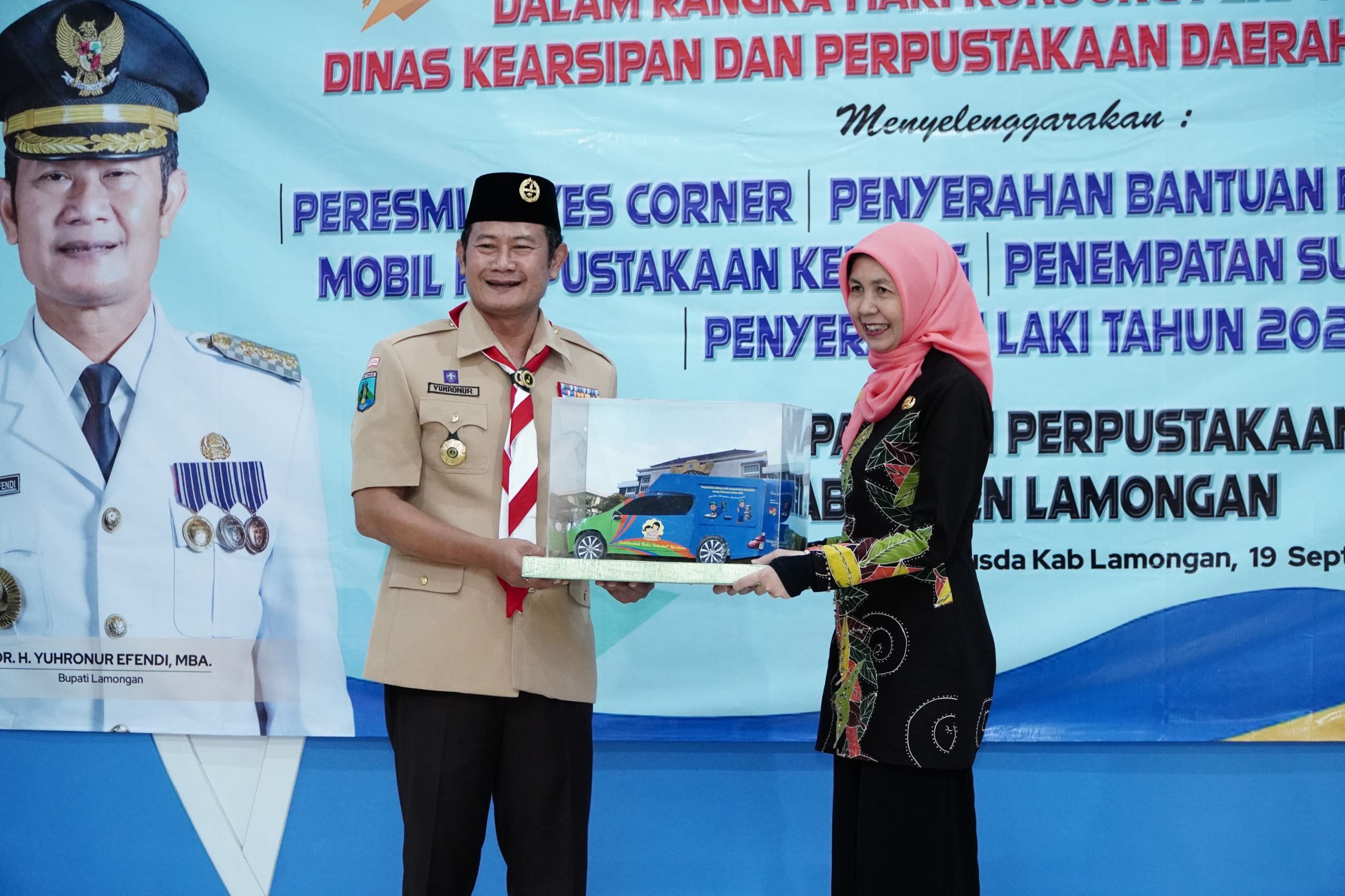Bupati Yuhronur saat menyerahkan bantuan buku secara simbolis kepada Kadin Perpusda Lamongan Fida Nuraida
