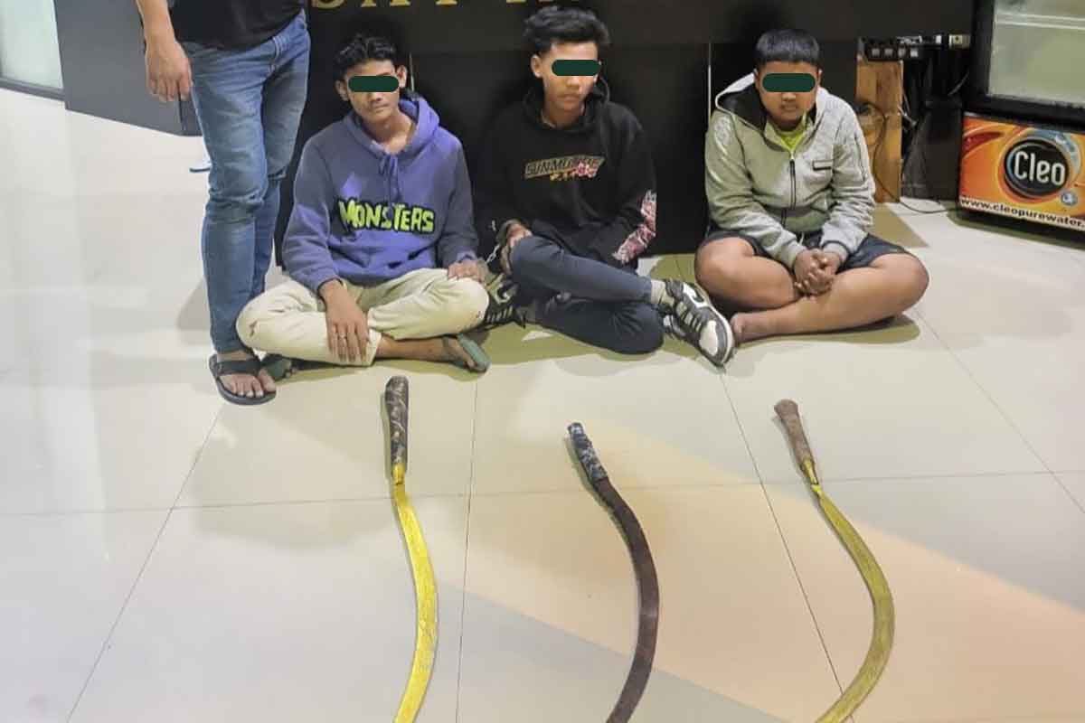 Ketiga remaja dan barang buktinya berupa celurit sepanjang 1 meter.