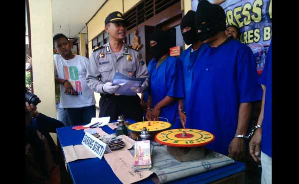 Pelaku judi beserta barang bukti. foto: eki nurhadi/BANGSAONLINE