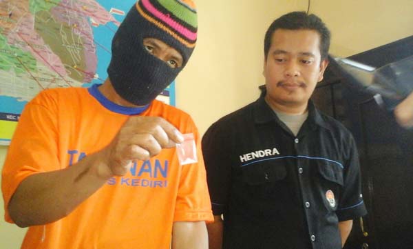 Pelaku bersama barang bukti saat diamankan di mapolres Kediri. (foto: dendi martoni/BANGSAONLINE)