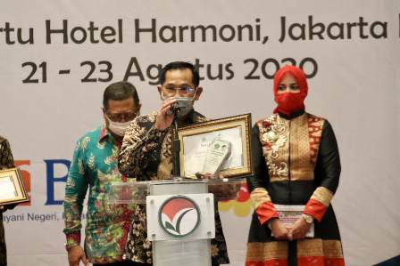 Penghargaan piagam dan tropi diserahkan oleh Menteri Agama RI Fachrul Razi kepada Gubernur Jawa Timur Khofifah Indar Parawansa yang diwakili oleh Kepala Biro Kesejahteraan Sosial (Kesos) Provinsi Jatim Hudiono, pada acara Malam Penganugerahan dan Rapat Kelulusan UM-PTKIN Tahun 2020 yang digelar di Hotel Harris Vertu Jakarta pada Jum