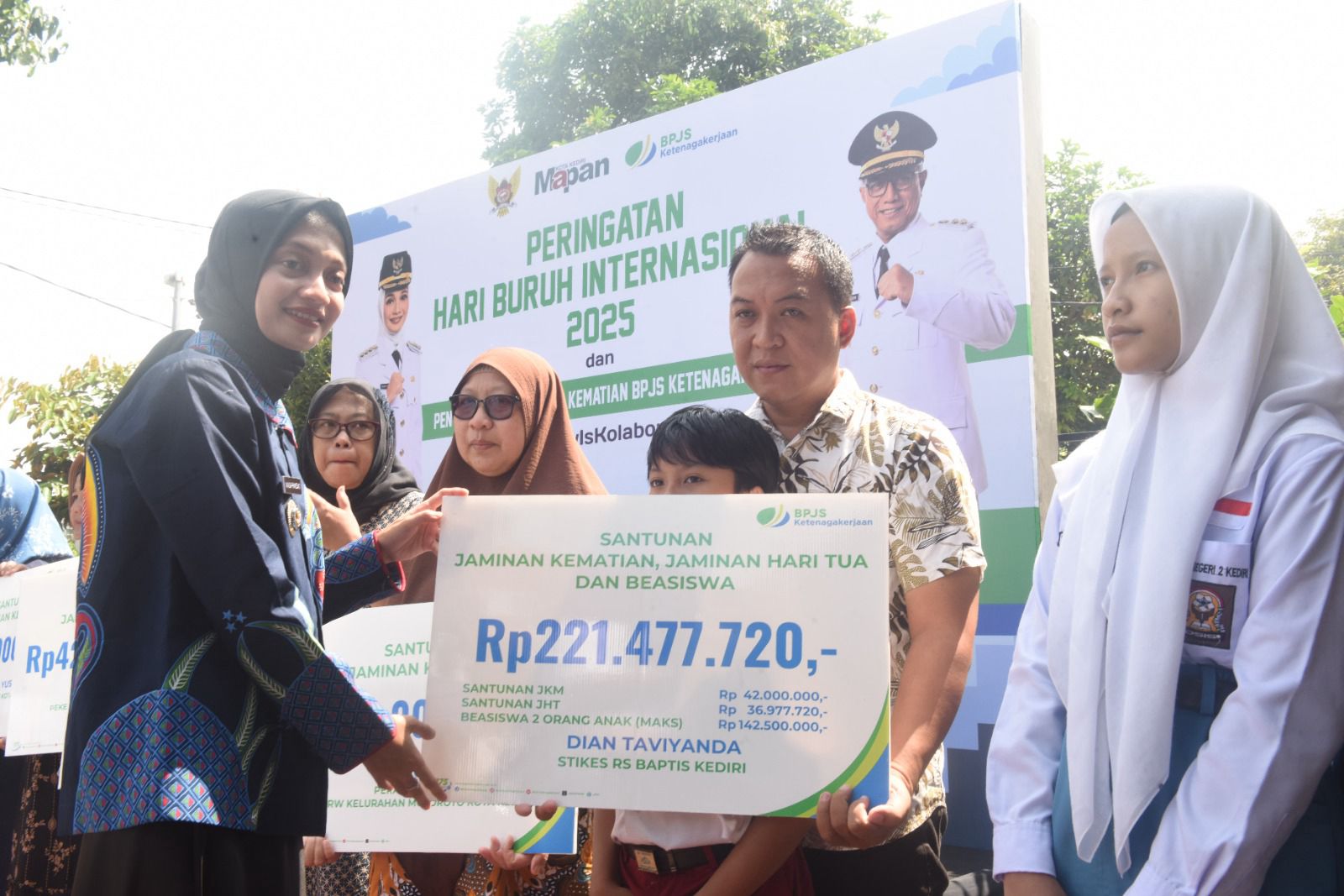 Wali Kota Vinanda Prameswati saat menyerahkan santunan jaminan kematian BPJS Ketenagakerjaan, kepada salah satu ahli waris dari pekerja di Kota Kediri. (Ist)