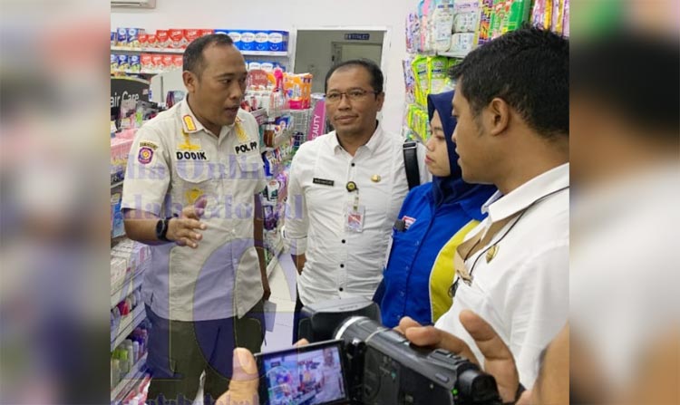 Kasatpol PP Heryana Dodik Murtono dan Kadisperindag Rubi Hartoyo terjun langsung menyampaikan imbauan tentang peredaran alat kontrasepsi ke toko modern.
