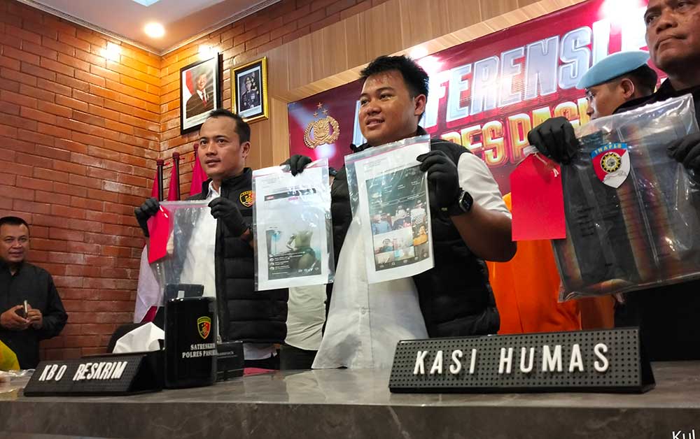 KBO Reskrim Polres Pasuruan Iptu Gagah Ardiansyah menunjukkan barang bukti dalam ungkap kasus tayangan tak senonoh dalam live instagram.
