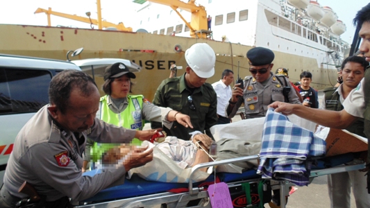?

Jenazah Mujiono hendak dievakuasi ke rumah sakit. Foto:rusmiyanto
