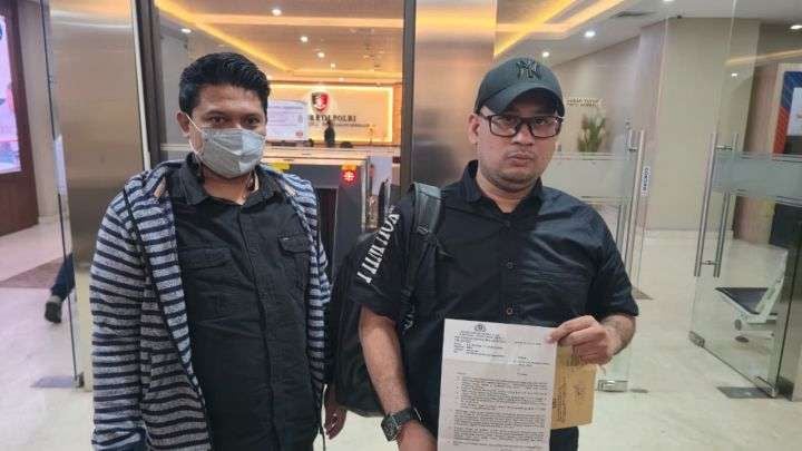 Kuasa hukum pelapor, Dimas Yemahura Alfauruq (topi hitam) saat menunjukkan SPDP dari Bareskrim Mabes Polri