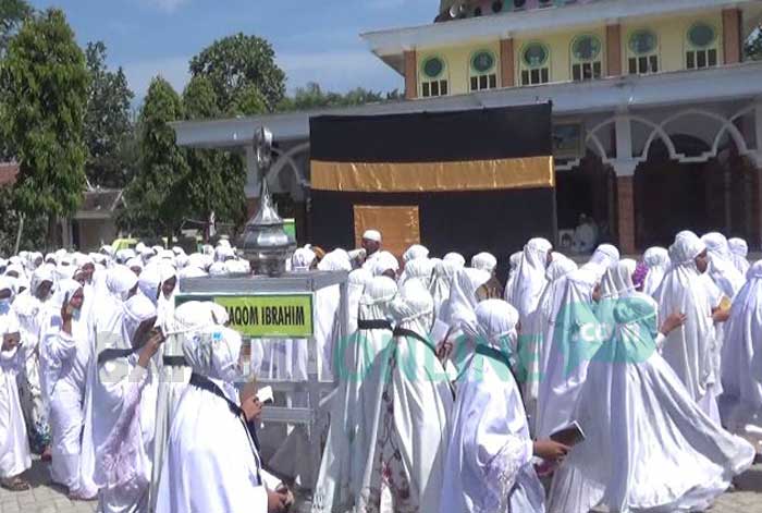 Para siswa MTs Bahrul Ulum Genukwatu, Kecamatan Ngoro, Kabupaten Jombang saat mengikuti manasik haji, Sabtu (2/9/2017). foto: ROMZA/ BANGSAONLINE