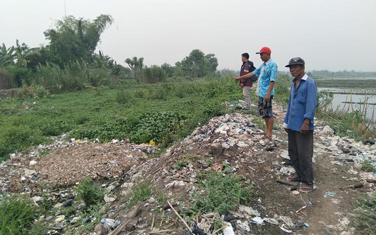 Sungai Wrati kerap menimbulkan bau busuk dampak limbah dari perusahaan.
