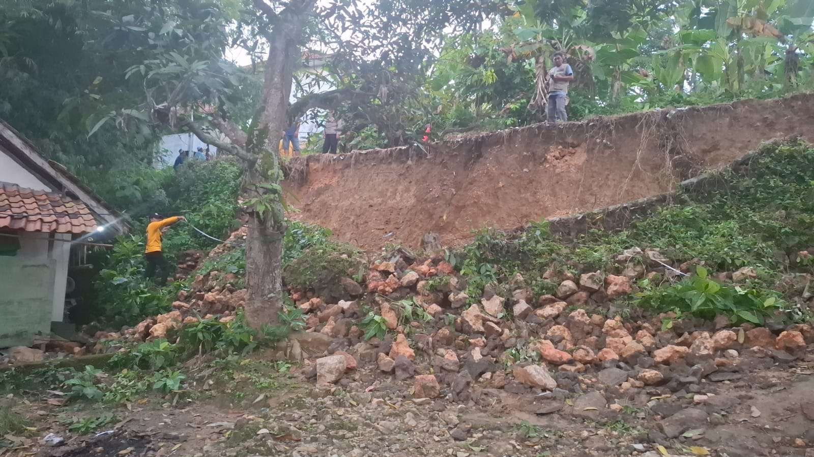 Kondisi tebing yang longsor di Desa Kotah, Kecamatan Jrengik (dok. BPBD Sampang)