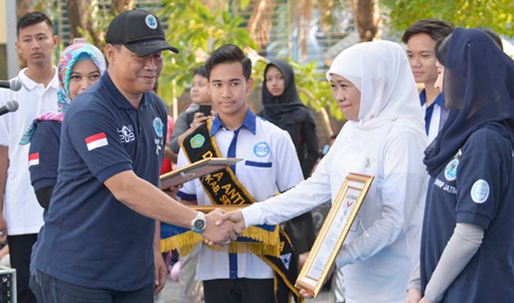 Gubernur Khofifah Terima Penghargaan Penggiat Anti Narkoba 2019