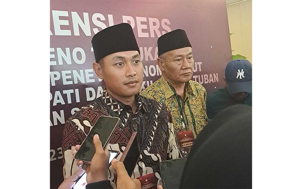 Paslon Aditya Halindra Faridzky dan Joko Sarwono saat rilis pers di hadapan awak media usai pengambilan nomor urut. Foto: AHMAD CHOIRUDIN/ BANGSAONLINE
