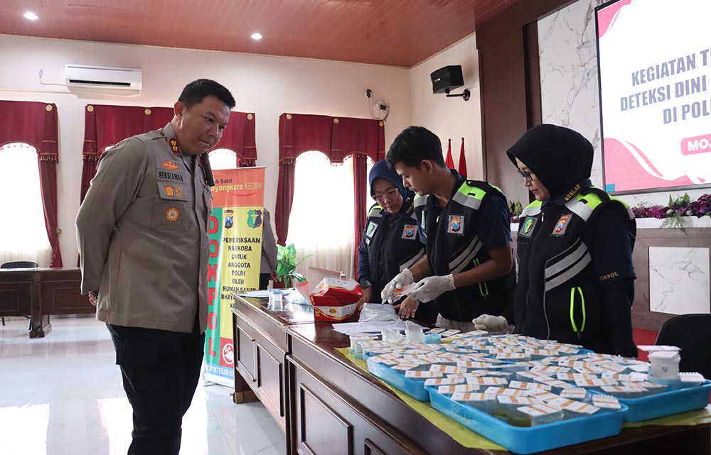 Kapolres Mojokerto Kota, AKBP Herdiawan Arifianto, saat mengecek prosesi tes urine yang diikuti jajaran.