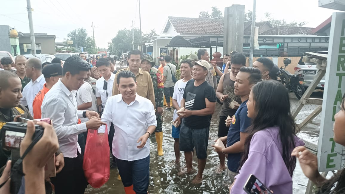 Kunjungi Lokasi Banjir di Tempuran Mojokerto, Gus Barra Bagikan Nasi Bungkus ke Warga