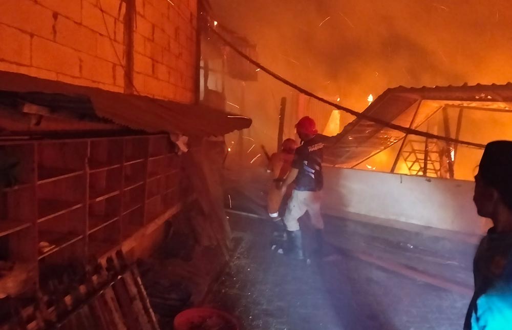 Petugas damkar saat berupaya memadamkan api yang membakar gedung asrama Pesantren Miftahul Ulum.