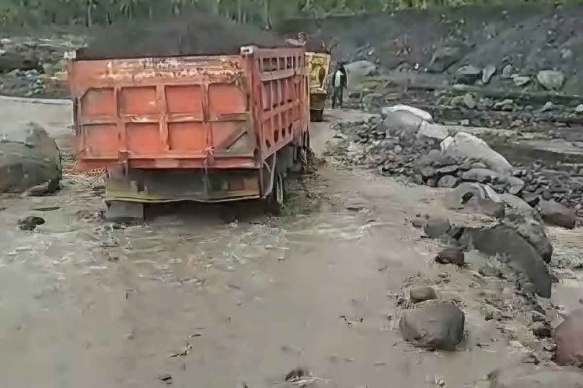 Detik-detik truk pasir tinggalkan aliran sungai Regoyo karena banjir lahar Gunung Semeru, Jumat (21/2/2025)