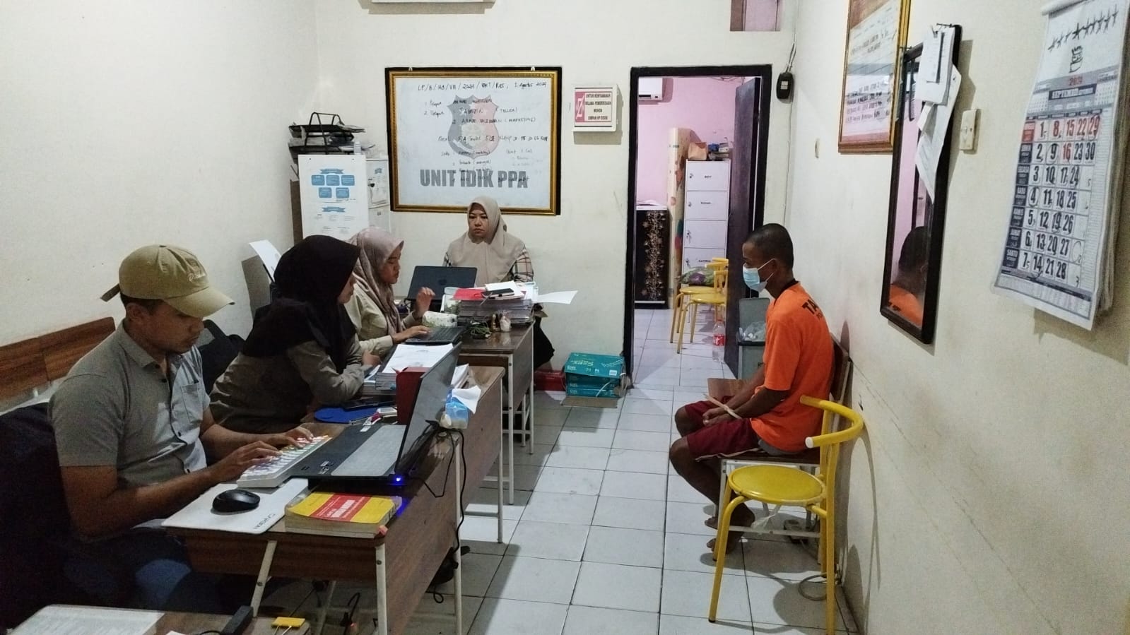 Pelaku MR saat menjalani pemeriksaan di Unit PPA Satreskrim polres Pamekasan