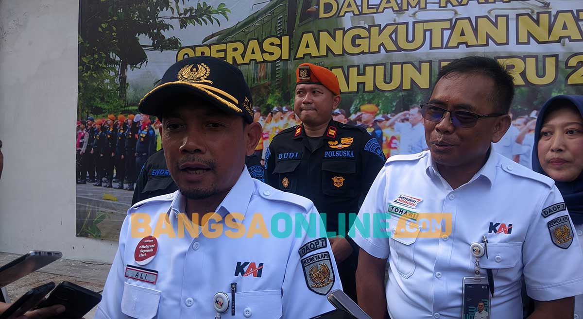 Vice President Daop 7 Madiun, Ali Afandi, saat memberi keterangan ke awak media. Foto: HENDRO SUHARTONO/BANGSAONLINE