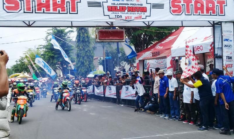 Para pembalap memacu motornya begitu bendera start dikibarkan.