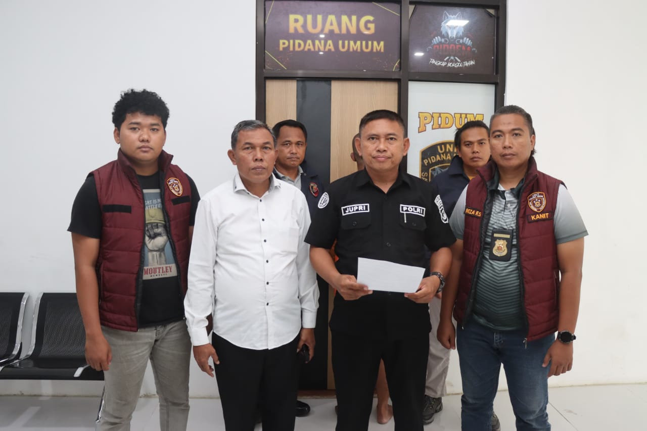 Kasihumas Polres Pamekasan AKP Jupriadi (baju hitam) saat membeberkan kronologi kepada awak media