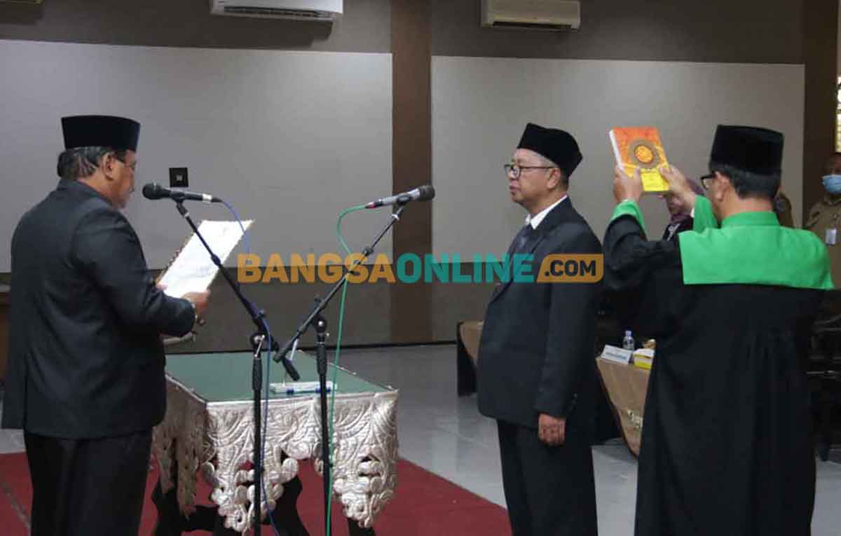 Plt Bupati Nganjuk, Marhaen Djumadi, saat melantik M Yasin menjadi kepala inspektorat daerah setempat, sekaligus melepas jabatan sebelumnya sebagai sekretaris daerah. Foto: BAMBANG DWI JULIANTO/BANGSAONLINE