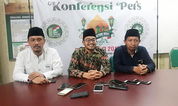 Abdussalam Sochib (tengah), Ketua Panitia Pelaksana Hari Santri Nasional (HSN) 2019 Jawa Timur memberikan keterangan pers di kantor PWNU Jatim. foto: DIDI ROSADI/ BANGSAONLINE