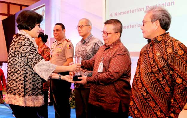 Menteri Keuangan Sri Mulyani menerahkan penghargaan pada Sekretaris Jenderal Kemensos, Harry Soeratin.