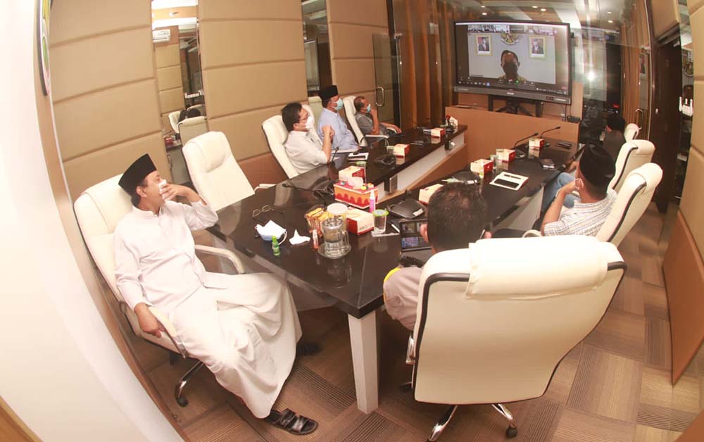 Forkopimda Kota Pasuruan mengikuti rakor evaluasi PPKM Darurat secara virtual bertempat di Media Command Center (MCC) Diskominfotik Pemerintah Kota Pasuruan, Sabtu (31/7).