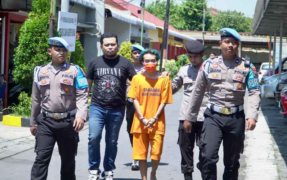 Tersangka penyerangan Pos Lantas Pandaan saat digelandang di Mapolres Pasuruan.