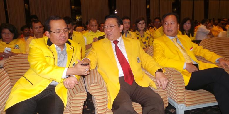 Tiga calon ketua umum Partai Golkar yang bertarung dalam Munas di Ancol versi Presidium Penyelamat Partai Golkar. Priyo Budi Santoso (kiri), Agung Laksono (tengah), Agus Gumiwang (kanan). foto: kompas.com
