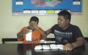 Pelaku bersama barang bukti saat di amankan di Mapolres Kediri. (foto: dendi martoni/BANGSAONLINE)