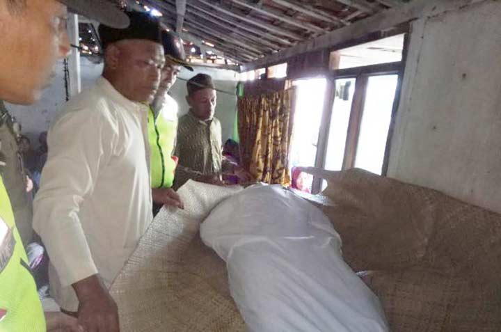 Korban Rudiyanto Wijaya ketika dikafani, sebelum dimakamkan.