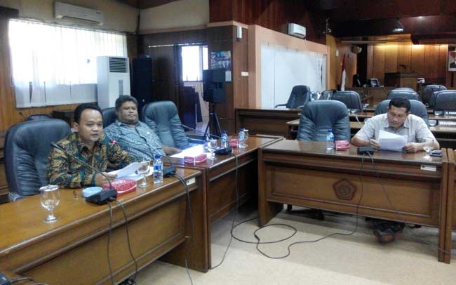 SOROTI KINERJA: Pimpinan DPRD Sidoarjo menyampaikan hasil evaluasi triwulan terhadap SKPD, Jumat (29/4). foto: musta’in/ BANGSAONLINE