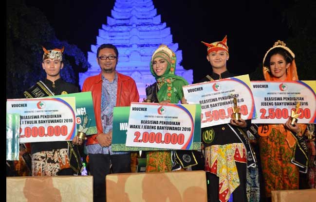 Ketua DPRD Banyuwangi bersama pemenang Jebeng Thulik 2016.