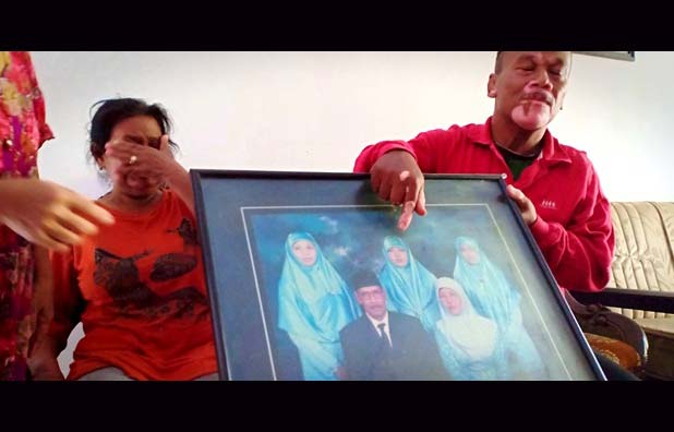 Kerabat di Blitar menunjukkan foto Hesti yang jadi salah satu korban pesawat jauh.