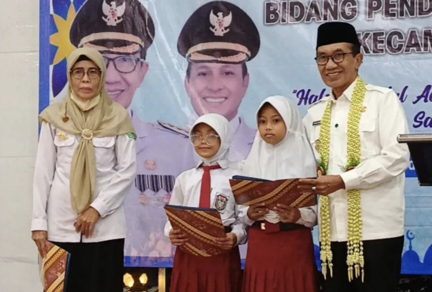 Bupati Pamekasan, Kholilurrahman di salah satu kesempatan bersama siswi SD.
