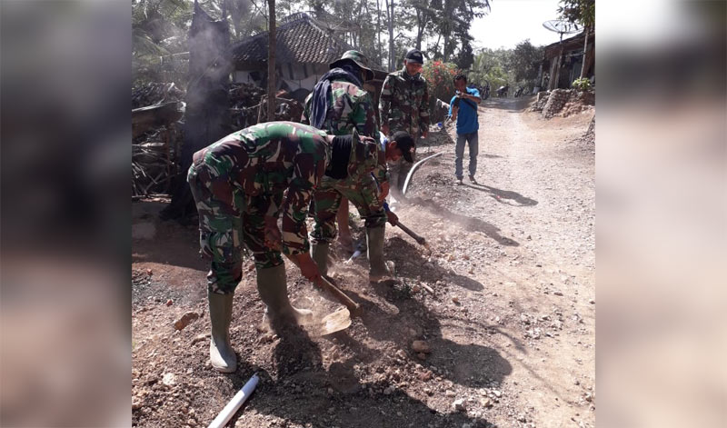 Satgas TMMD 106 Desa Kedungsalam saat melaksanakan penanaman pipa.