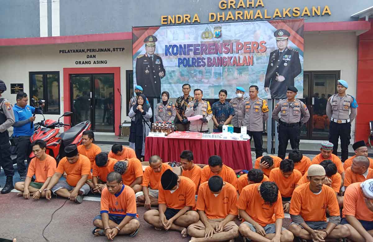 Kapolres Bangkalan, AKBP Wiwit Ari Wibisono, saat konferensi pers terkait ungkap kasus di wilayah hukumnya pada Januari-Maret 2023.