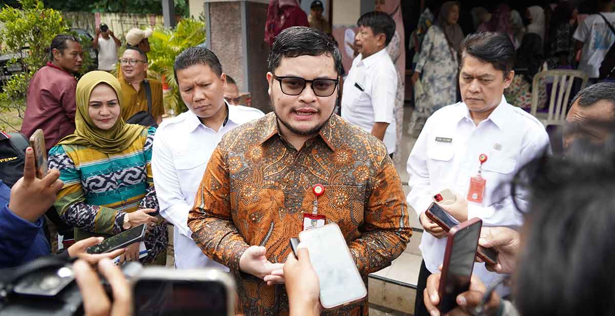 Bupati Kediri saat memberi keterangan pers.