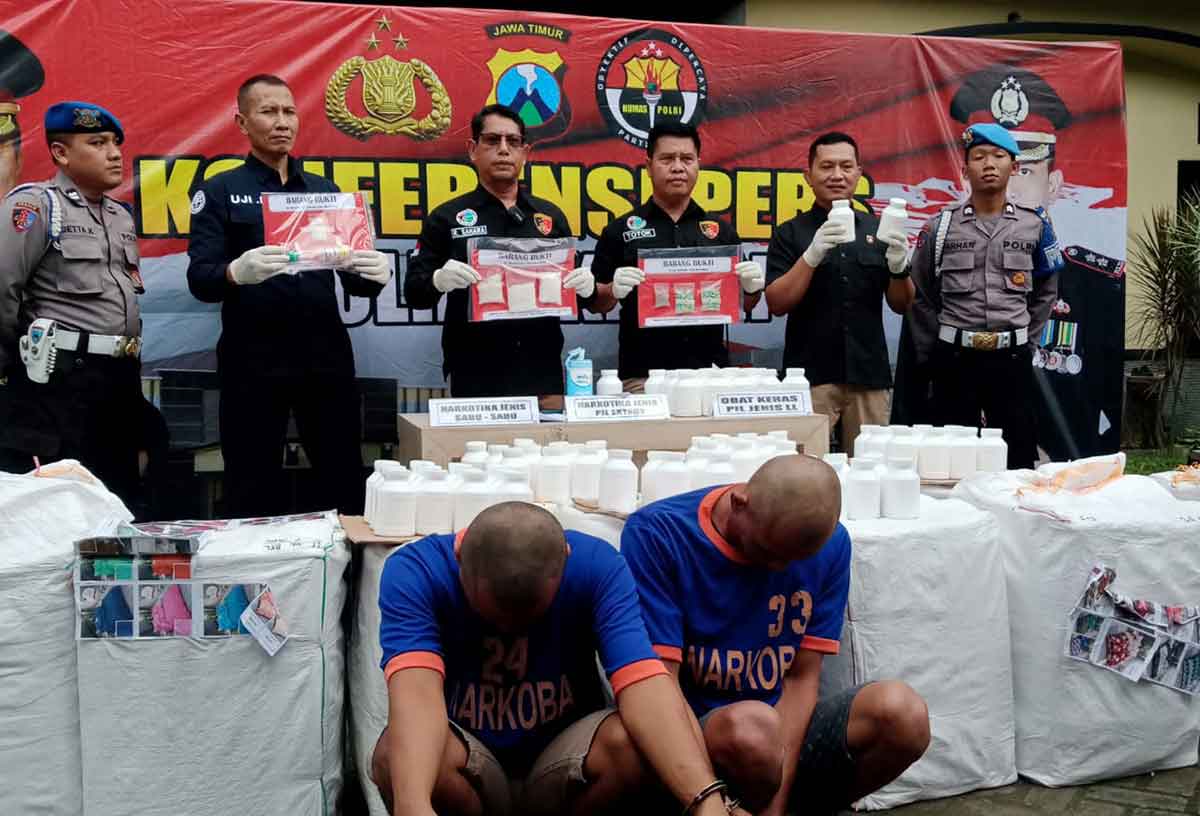 Kasatresnarkoba Polres Kediri, AKP Ridwan Sahara (nomor 3 dari kiri), saat mengekspose tersangka dan barang bukti. Foto: Ist