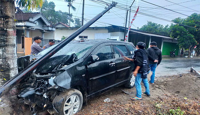 Petugas saat mengevakuasi kecelakaan tunggal di Jalan Raya Desa Ponggok, Kecamatan Ponggok, Kabupaten Blitar. 